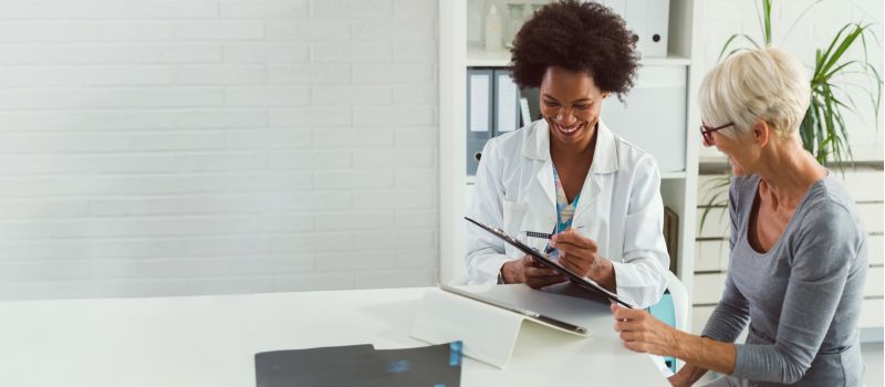 Docteur et son patient qui établissent une relation de confiance