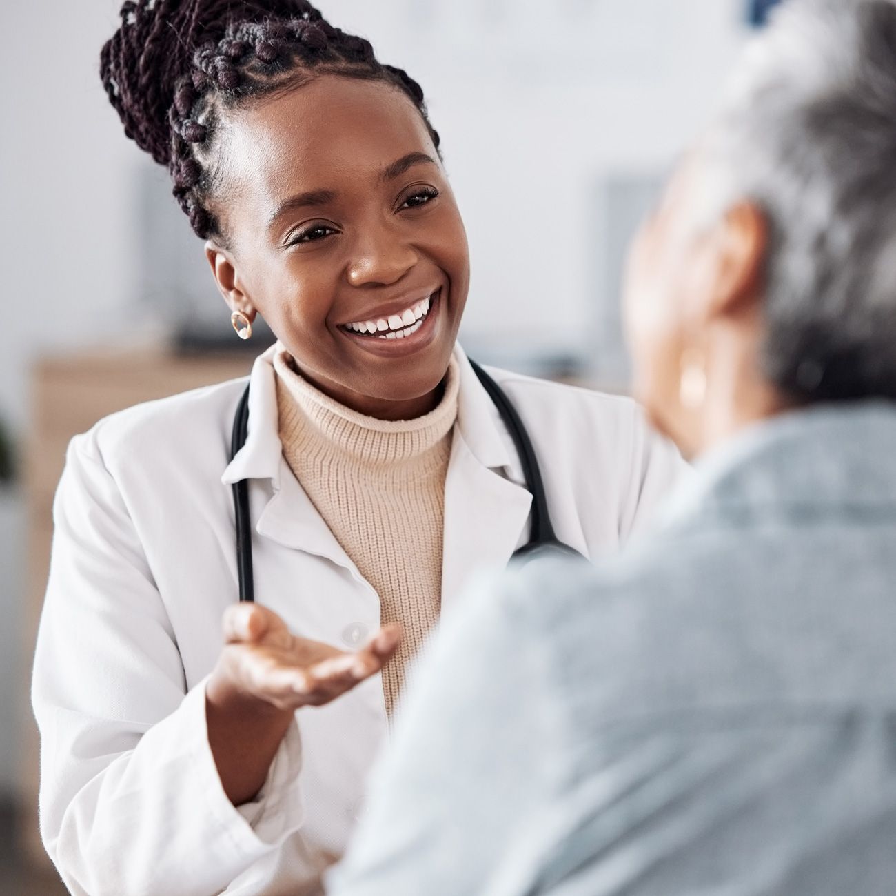 Docteure qui suit et accompagne sa patiente de bout en bout