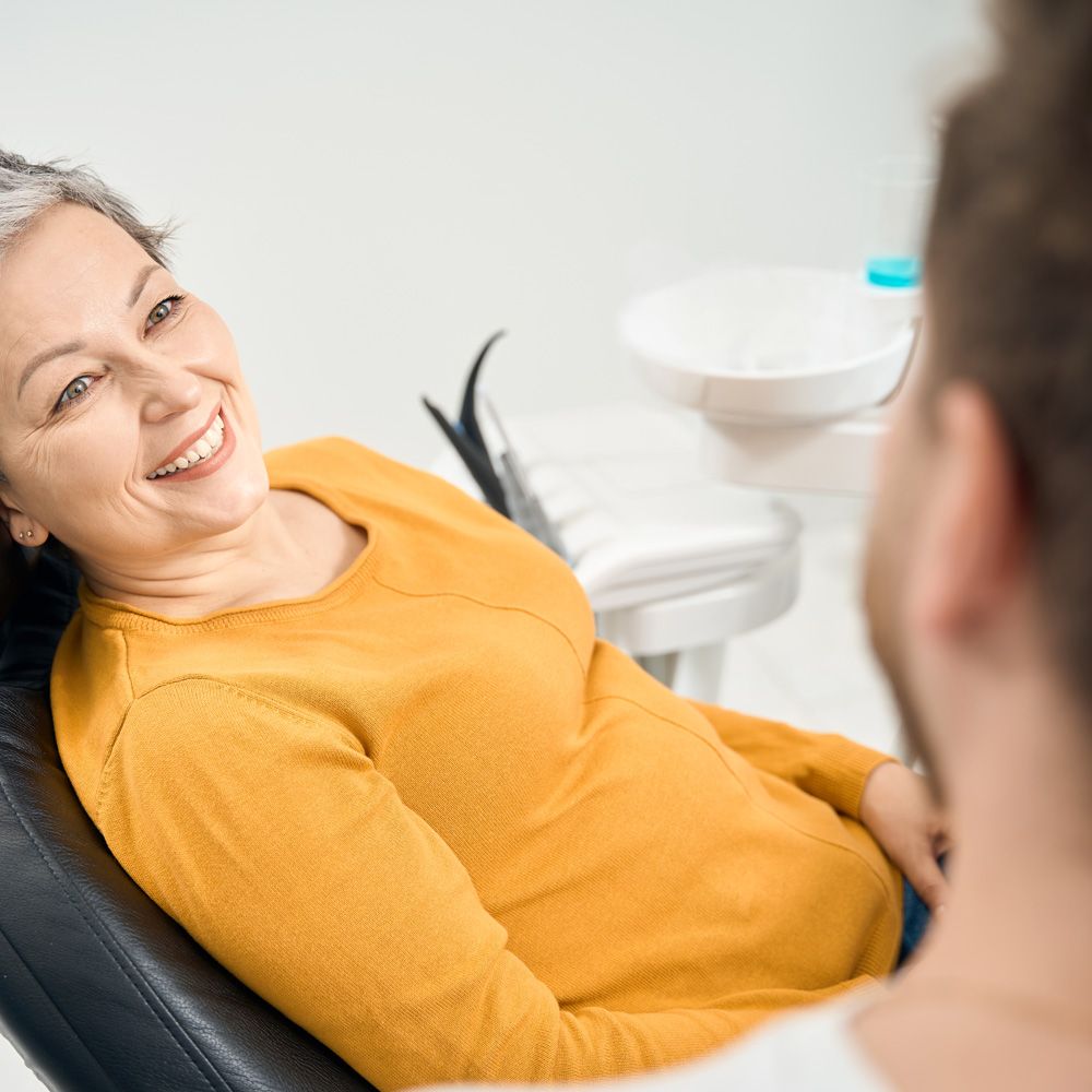 Séance de chirurgie esthétique avec patient qui écoute son pronostic
