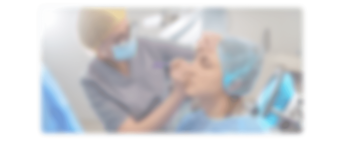 La blépharoplastie permet de rajeunir le regard en s’attaquant directement aux causes physiques des signes de vieillissement